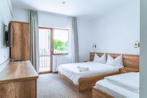 um quarto de hotel com duas camas e uma varanda em Vila Venus em Sânmartin