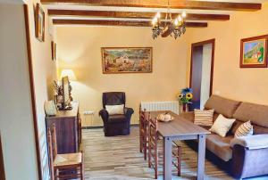 ein Wohnzimmer mit einem Sofa und einem Tisch in der Unterkunft Casa Rural Los Mayorales in Esparragalejo