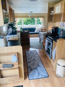 a kitchen and living room of an rv at Shell Beach Holiday Home Mersea Coopers Beach in East Mersea