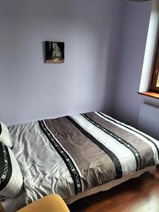 1 cama en una habitación con una foto en la pared en Garden Apartment, en Oborniki Śląskie