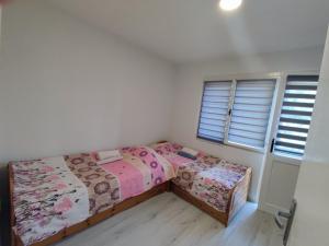 1 dormitorio con 2 camas y ventana en Apartman Mir, en Visoko