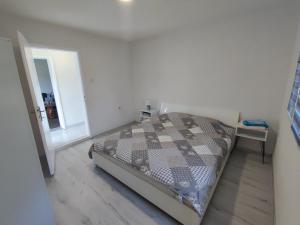 um quarto com uma cama e um espelho em Apartman Mir em Visoko