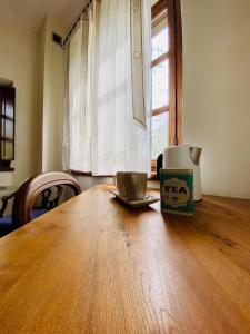 einem Holztisch mit einer Tasse darüber in der Unterkunft Mulino del Casale - nature b&b in San Paolo Solbrito