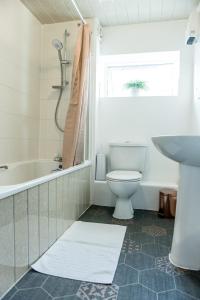 y baño con aseo, bañera y lavamanos. en Bomaquarters COSY AND LUXURIOUS 2 BED VILLIERS HOUSE en Coventry