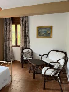une chambre avec des chaises, des tables et un lit dans l'établissement Casa De Crescenzo con piscina, à Bellona