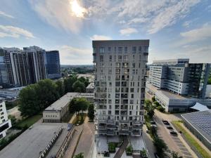 eine Luftansicht eines hohen Gebäudes in einer Stadt in der Unterkunft 15 piętro SOKOLSKA 30 TOWERS apartments - NEW- LUX- PARKING- SAUNA- GYM- and GOOD VIEW from 15th floor in Kattowitz