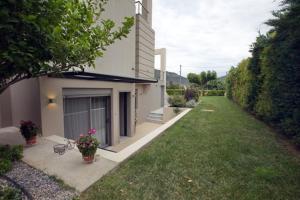 uma casa com um quintal com um banco na relva em Animus Premium apt em Nafplio