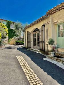 een huis met een poort en een oprit bij Maison de village le Barroux *Clim* in Le Barroux