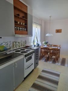 Il comprend une cuisine équipée d'une cuisinière et d'une salle à manger. dans l'établissement Gamla Kooperativa, à Ekshärad