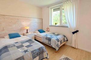 um quarto com 2 camas e uma janela em Villa Victoria em Rowy