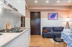 Kuchyň nebo kuchyňský kout v ubytování Devdaraki Apartments