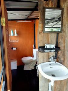 uma casa de banho com um lavatório e um WC em Casa Bonita Kanchanaburi em Kanchanaburi