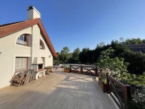 Balkón alebo terasa v ubytovaní Spacious 3 bedroom house with heated pool