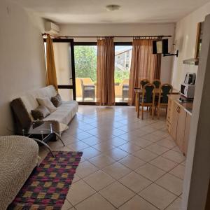Kuchyň nebo kuchyňský kout v ubytování Apartments Damir 2838