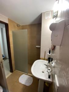 a bathroom with a sink and a shower at Edificio del Sur in Santiago del Estero