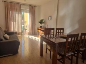 ein Wohnzimmer mit Esstisch und Stühlen in der Unterkunft SALINAS DE VERA APARTAMENTO in Vera