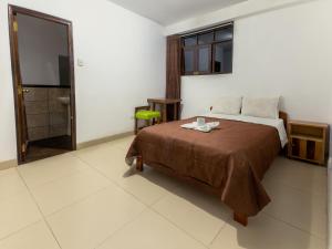 Habitación de hotel con cama y baño en Hostal La Morada, en Chachapoyas