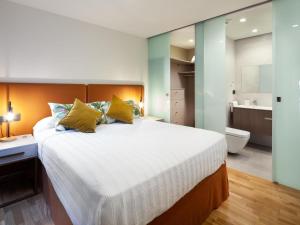 sypialnia z dużym łóżkiem i łazienką w obiekcie INMálaga Penthouse Plaza De La Merced w Maladze
