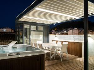 kuchnia i jadalnia ze stołem na tarasie w obiekcie INMálaga Penthouse Plaza De La Merced w Maladze
