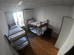 uma vista sobre um quarto com 2 beliches em Hostel Histria Koper em Koper