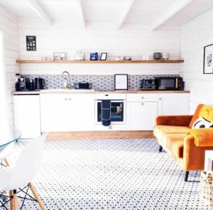 ครัวหรือมุมครัวของ The Wee Stay - Rural Guest Suite with Woodfired Hot Tub and outside Kitchen and covered Livingroom area