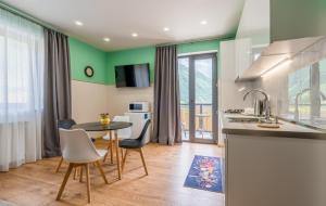 Kuchyň nebo kuchyňský kout v ubytování Devdaraki Apartments