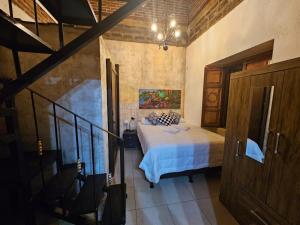 sypialnia z łóżkiem i obrazem na ścianie w obiekcie Hot Chipilin w mieście Antigua Guatemala