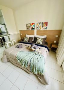 duas camas sentadas num quarto com em Flat 912 Super Aconchegante! em Ribeirão Preto