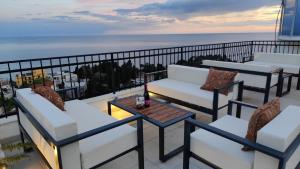 einen Balkon mit Sofas, einem Tisch und Meerblick in der Unterkunft Adriatic Apartments in Ulcinj