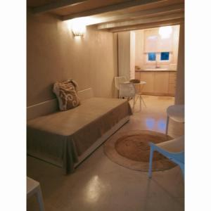 Schlafzimmer mit einem Bett, einem Tisch und Stühlen in der Unterkunft Alos 2 in Amolianí