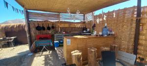una cocina en una cabaña con una barra y una mesa en Campo de Cielo Mamalluca Valle de Elqui en Vicuña