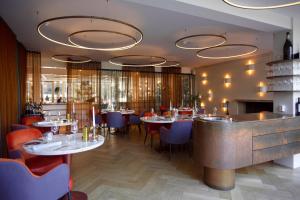 a restaurant with tables and chairs and a bar at Landgoed Groot Warnsborn in Arnhem