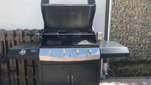 einen Grill mit einem Kochfeld darüber in der Unterkunft Ferienwohnung Jung in Hohenburg