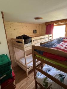 Zimmer mit 3 Etagenbetten in einer Hütte in der Unterkunft Chamrousse Appart 8 personnes au pied des pistes in Chamrousse