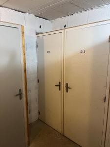 zwei Spinde in einem Raum mit Nummern darauf in der Unterkunft Chamrousse Appart 8 personnes au pied des pistes in Chamrousse