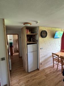Kuchyň nebo kuchyňský kout v ubytování Chamrousse Appart 8 personnes au pied des pistes