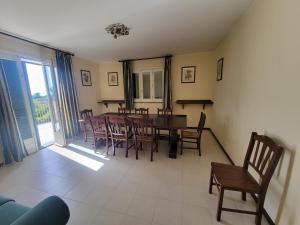 ein Esszimmer mit Tisch und Stühlen in der Unterkunft Villa Marianna in Santa Venerina