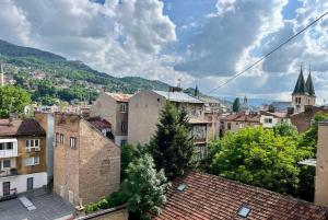 uma vista para uma cidade com edifícios e árvores em Good Times Apartment em Sarajevo