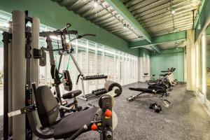 UTOPIC Polanco by ULIV في مدينة ميكسيكو: صالة ألعاب رياضية مع العديد من دراجات ممارسة الرياضة في الغرفة