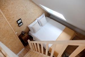Cette chambre offre une vue de tête sur un lit. dans l'établissement Villa Bérylune, à Ostende