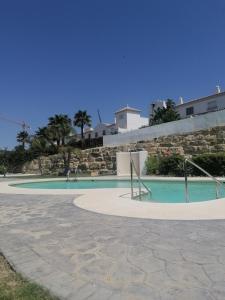 basen z błękitną wodą w ośrodku w obiekcie Agradable casa adosada con piscina w mieście Zahara de los Atunes