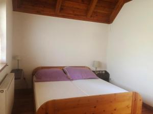 Postel nebo postele na pokoji v ubytování Spacious 3 bedroom house with heated pool