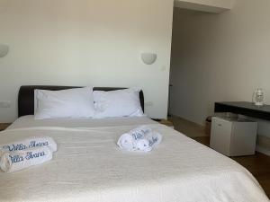 een slaapkamer met een bed met handdoeken erop bij Zimmer mit Bad Imotski in Imotski