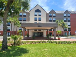 une représentation de l'avant d'un hôtel dans l'établissement Holiday Inn Express Fort Lauderdale North - Executive Airport, an IHG Hotel, à Fort Lauderdale