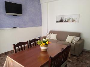 a living room with a table and a couch at Eva Casa Vacanza in Felline