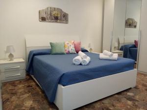 ein Schlafzimmer mit einem Bett mit Handtüchern darauf in der Unterkunft Eva Casa Vacanza in Felline