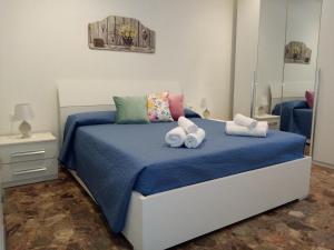 a bedroom with a bed with towels on it at Eva Casa Vacanza in Felline