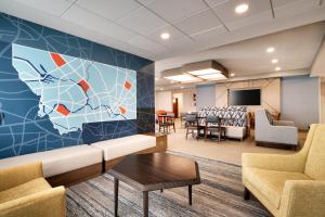 a waiting room with a couch and a map on a wall at Holiday Inn Express and Suites Helena, an IHG Hotel in Helena
