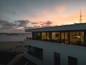 Východ nebo západ slunce při pohledu z apartmánu nebo okolí