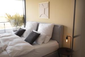 Postel nebo postele na pokoji v ubytování Bheaven I Marina Premium Apartment